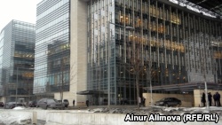 Здания коммерческих банков по проспекту Аль-Фараби в Алматы. 17 февраля 2017 года.